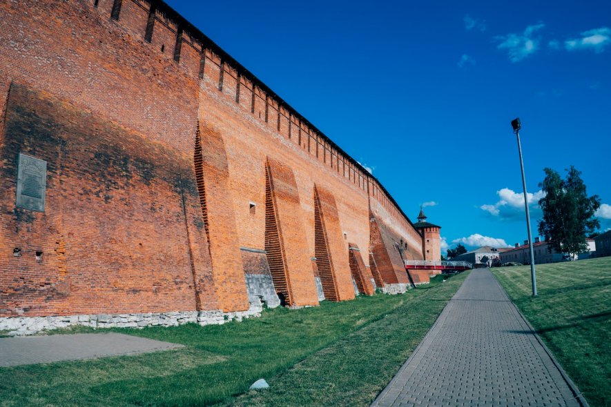 Участок крепостной стены у грановитой башни