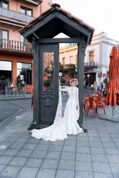 Узорные двери и уютное кафе