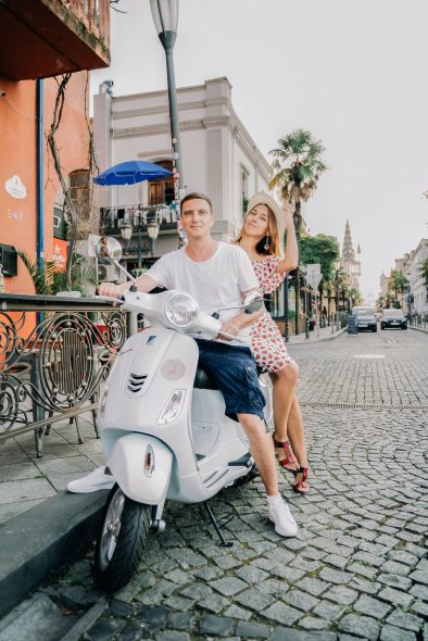 Узорные двери и уютное кафе