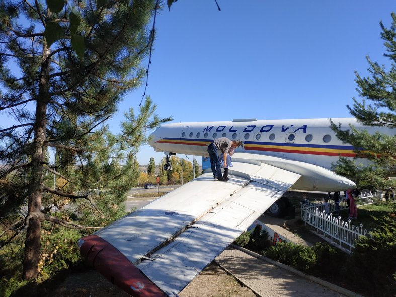 Памятник Ту-134А-3 гражданскому самолёту