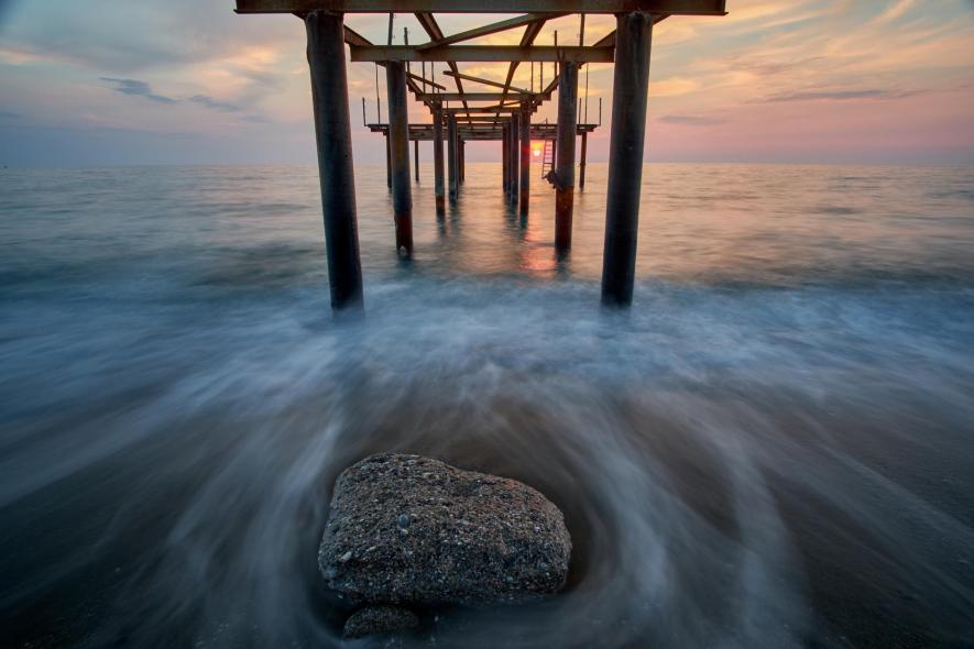 Под пляжным пирсом