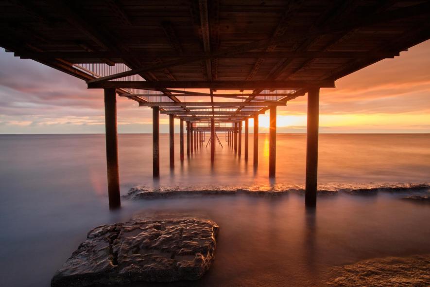 Под пляжным пирсом