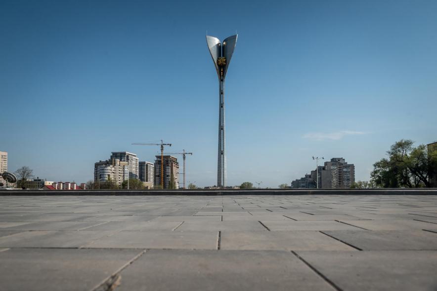 Театральная площадь, Стела