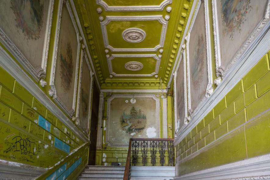 Подъезд с фресками