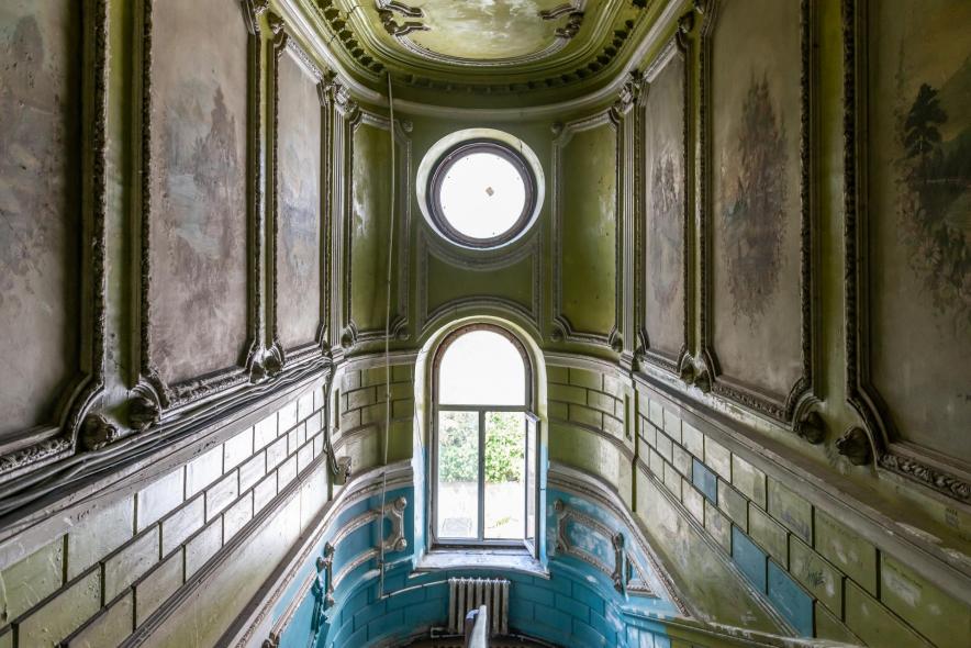 Подъезд с фресками