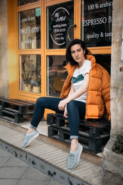 Стильная уличная витрина 