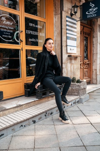 Стильная уличная витрина 