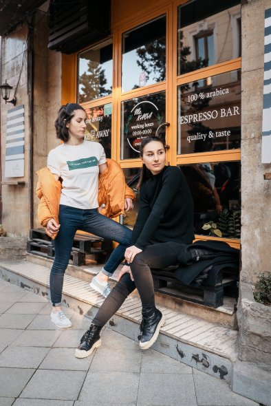 Стильная уличная витрина 