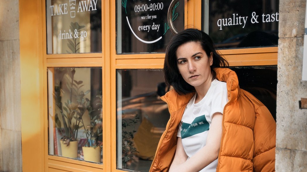 Стильная уличная витрина 