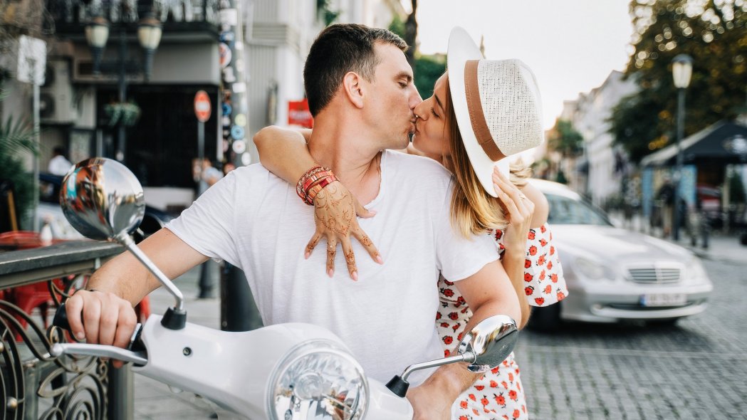 Узорные двери и уютное кафе