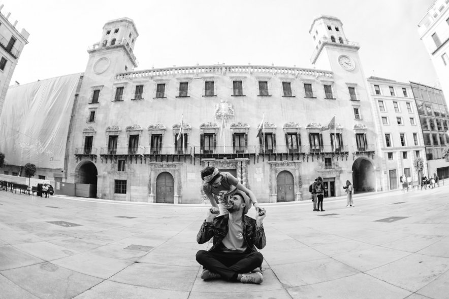 Здание мэрии (Ayuntamiento de Alicante) и Ратушная площадь