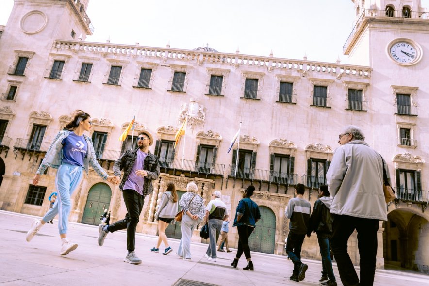 Здание мэрии (Ayuntamiento de Alicante) и Ратушная площадь