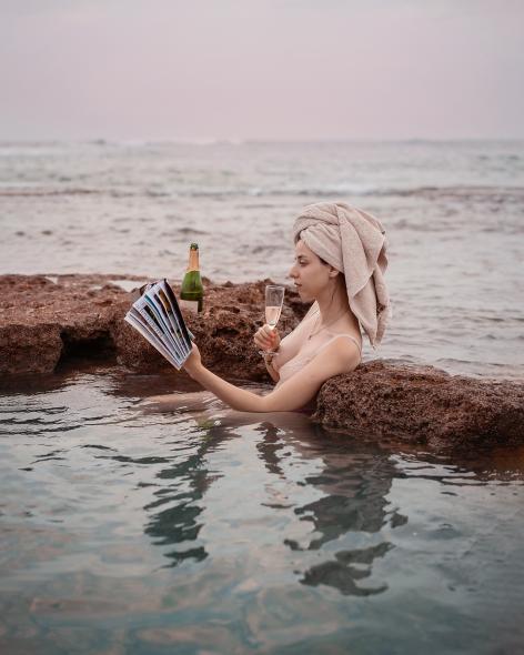 Круглый древний бассейн в море