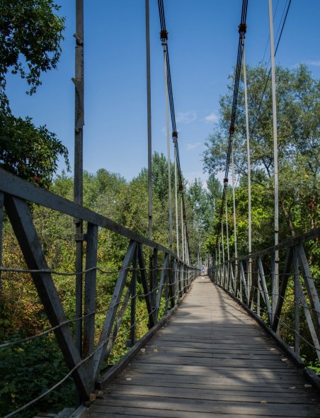 Подвесной мост на реке Белая