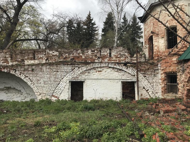 Троицкий мужской монастырь. Стена постройки 17 века...