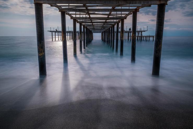 Под пляжным пирсом