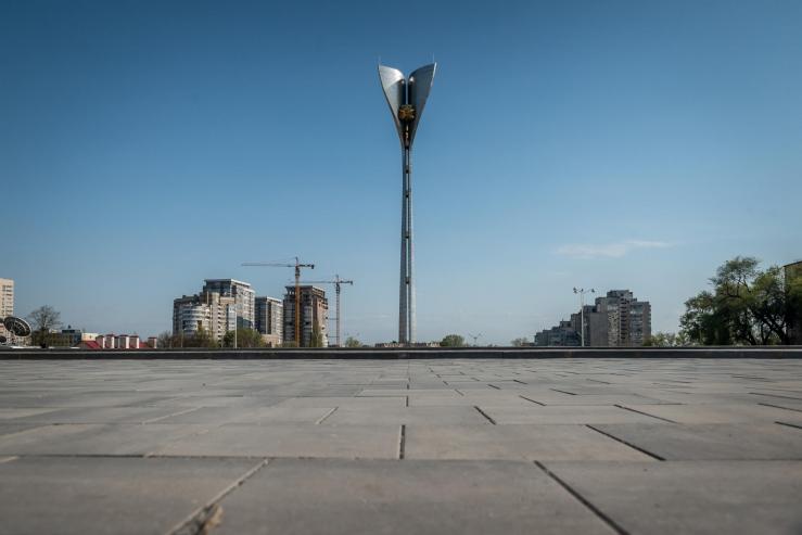 Театральная площадь, Стела