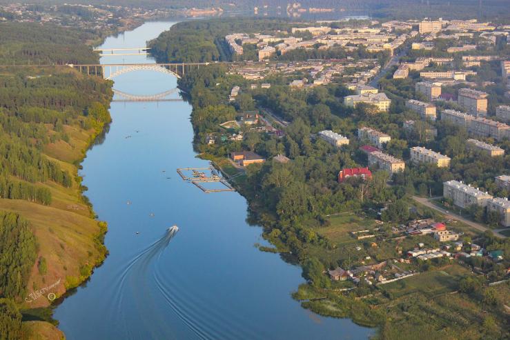 Панорама города с высоты полёта, и река Исеть