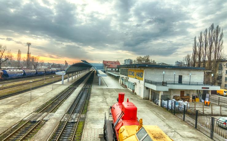 Перрон железнодорожной станции
