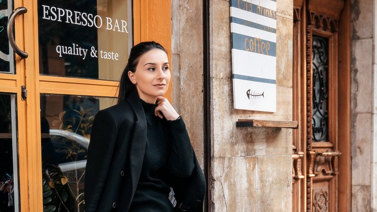 Стильная уличная витрина 