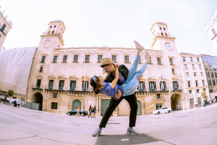 Здание мэрии (Ayuntamiento de Alicante) и Ратушная площадь