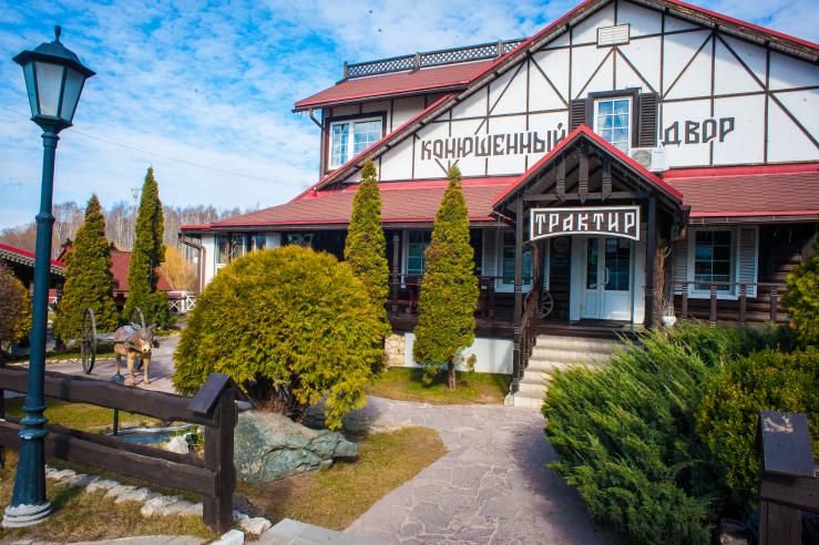 Конюшенный двор