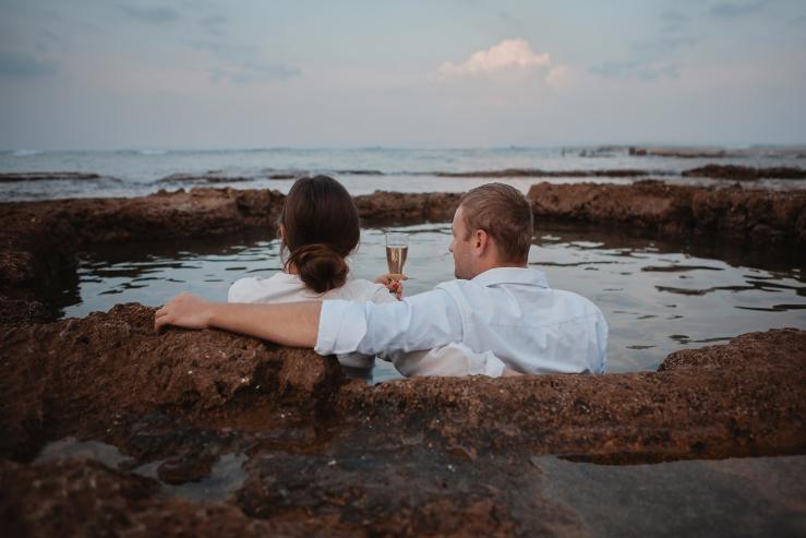 Круглый древний бассейн в море