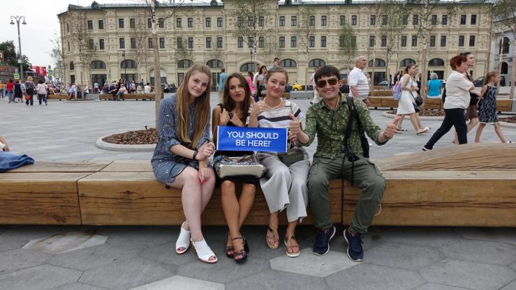 У входа парк Зарядье 