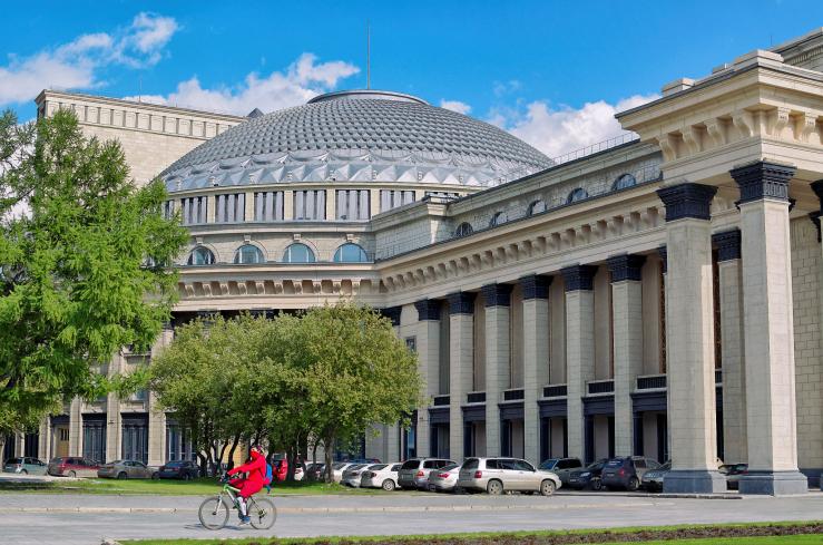 Театральная площадь, Оперный театр